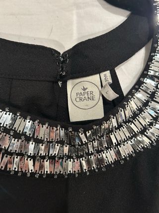 Elegante camisa con cuello joya