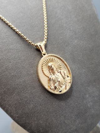 Medalla religiosa con cadena dorada