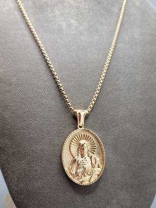 Medalla religiosa con cadena dorada