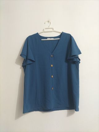 Blusa azul con botones y volantes
