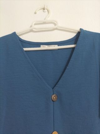 Blusa azul con botones y volantes