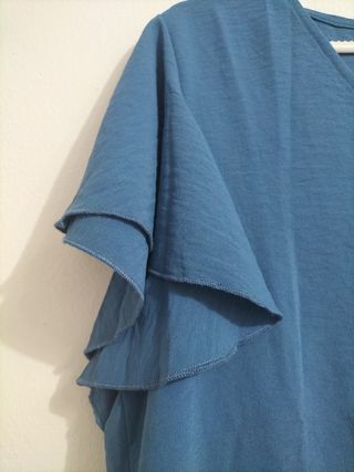 Blusa azul con botones y volantes