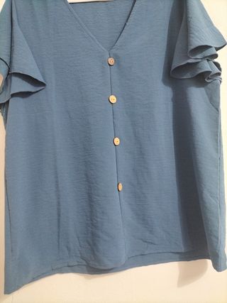 Blusa azul con botones y volantes