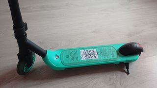Patinete eléctrico verde