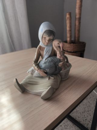 Porcelana Lladro Niña con Pavo