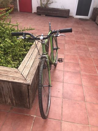 Bicicleta de carretera antigua verde