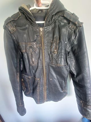 Chaqueta de cuero con capucha