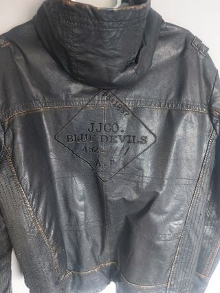 Chaqueta de cuero con capucha