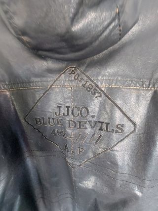 Chaqueta de cuero con capucha