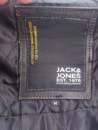 Chaqueta de cuero con capucha