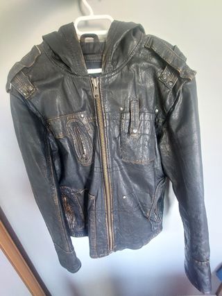 Chaqueta de cuero con capucha