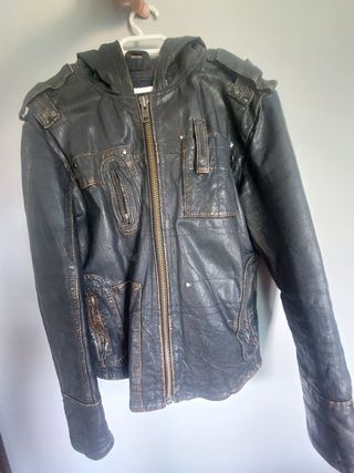 Chaqueta de cuero con capucha