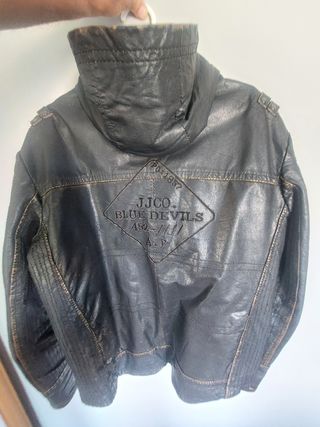 Chaqueta de cuero con capucha