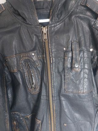 Chaqueta de cuero con capucha