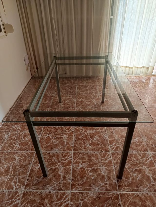 Mesa de cristal y metal