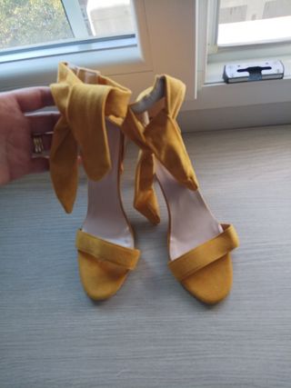 Sandalias tacón ante amarillo