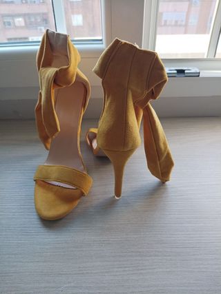 Sandalias tacón ante amarillo