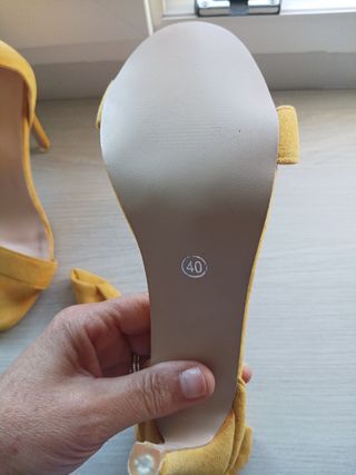 Sandalias tacón ante amarillo