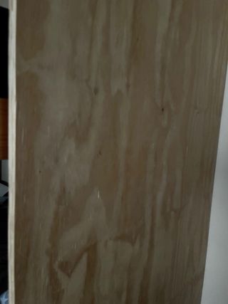 Mesa: Tablero de madera con 2 burriquetas