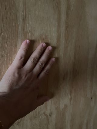 Mesa: Tablero de madera con 2 burriquetas