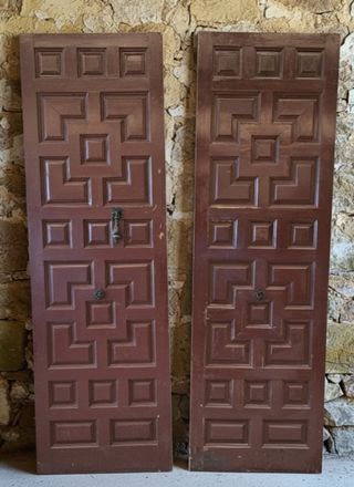 Puerta de madera antigua con herrajes