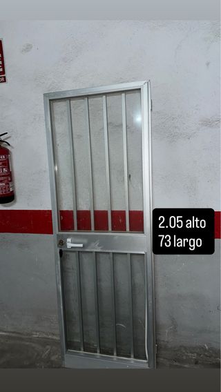 Puerta aluminio 2.05x73 en buen estado