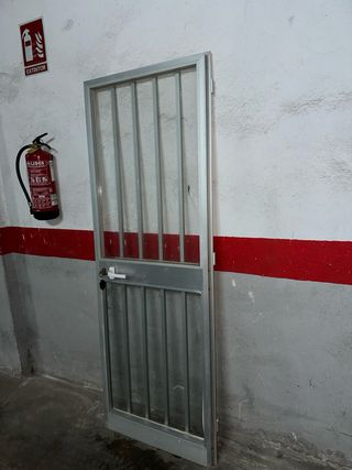 Puerta aluminio 2.05x73 en buen estado