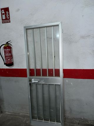 Puerta aluminio 2.05x73 en buen estado