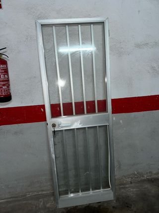 Puerta aluminio 2.05x73 en buen estado