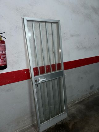 Puerta aluminio 2.05x73 en buen estado