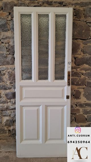 Puerta antigua madera con cristales