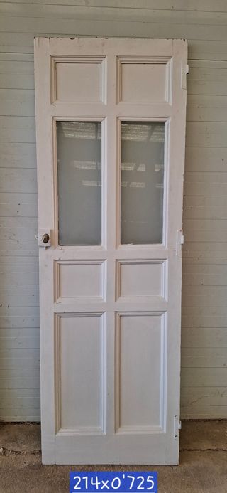 Puerta antigua de madera con cristales