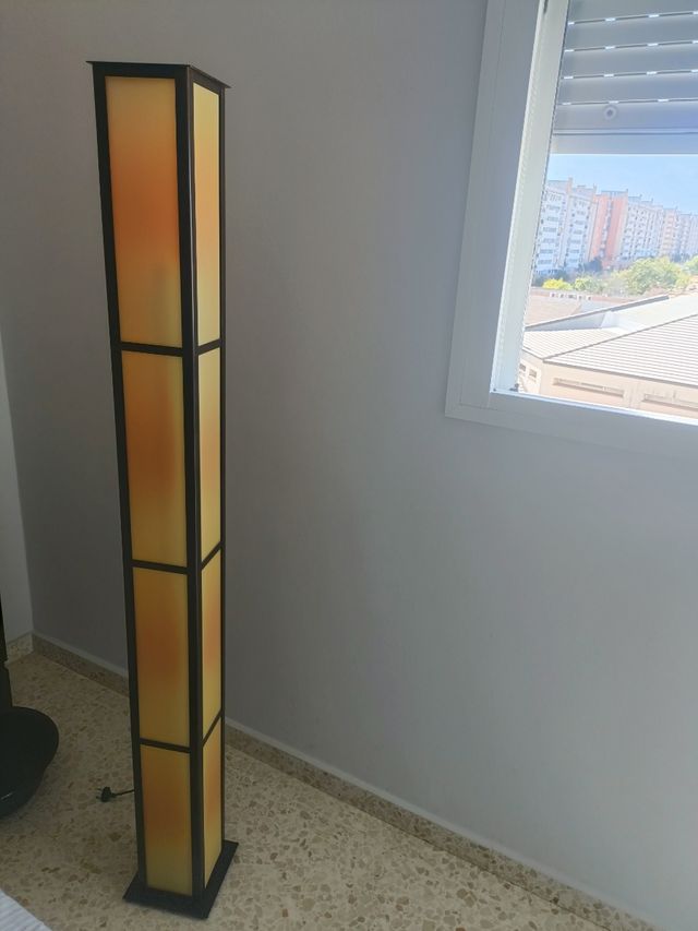 Lámpara de pie moderna.