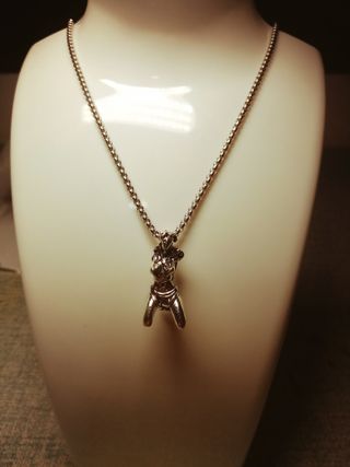 Collar Figura Femenina Plateada