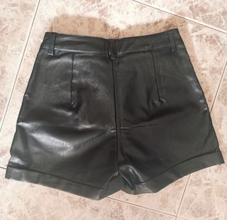 Pantalón corto negro de cuero