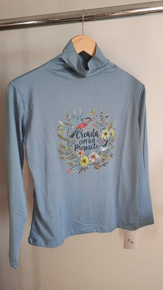 Camiseta manga larga cuello alto Talla L. Suave