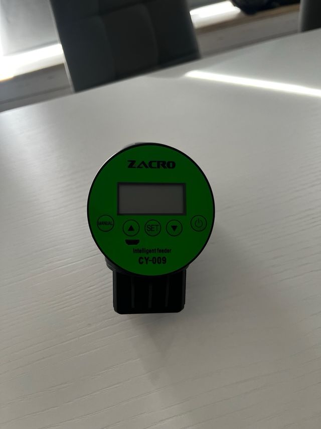 Comedero automático para peces