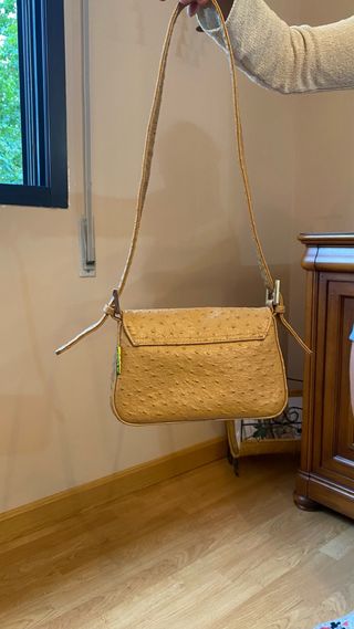 Bolso de hombro color mostaza 