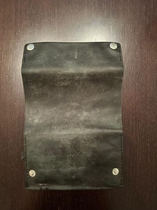 Tabaquera de cuero negra