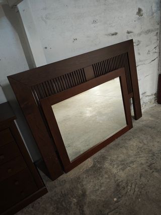 Cómoda de madera con espejo
