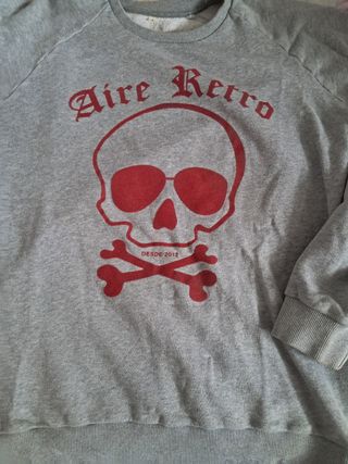 Sudadera gris con calavera roja