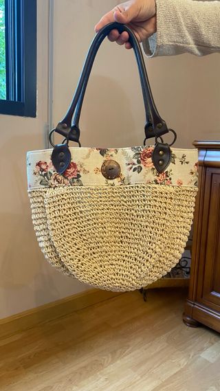 Bolso de mano floral y rafia