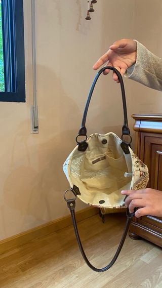 Bolso de mano floral y rafia