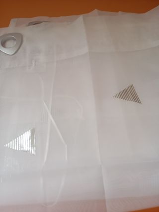 Cortinas blancas con triángulos plateados