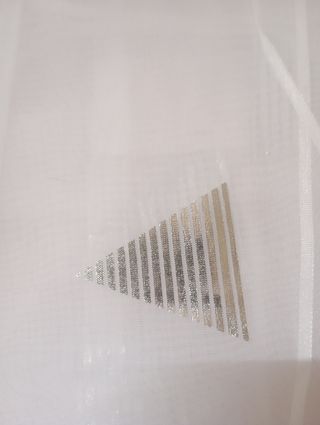 Cortinas blancas con triángulos plateados