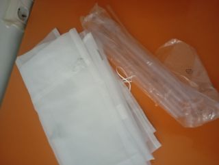 Cortinas blancas con triángulos plateados