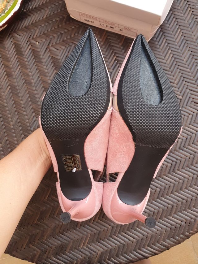 Zapatos de tacón rosa para mujer