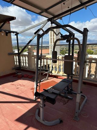 Máquina de musculación con banco y pesas (132kg)