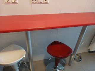 Barra de cocina con 2 taburetes