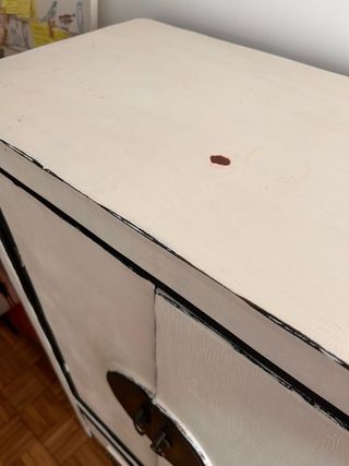 Mueble auxiliar orientalblanco con detalles negros